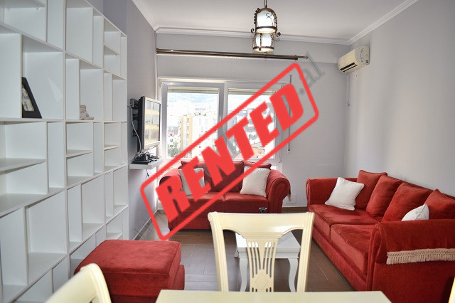 Apartament 2+1 per qira te Komuna Parisit, ne Tirane.
Apartamenti ndodhet ne katin e 5 te nje palla